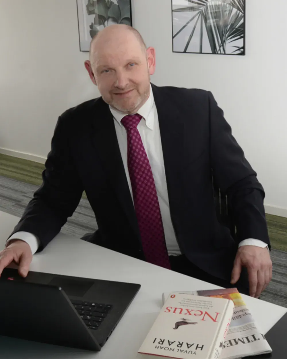 Dirk Schmidt an seinem Schreibtisch in Frankfurt am Main