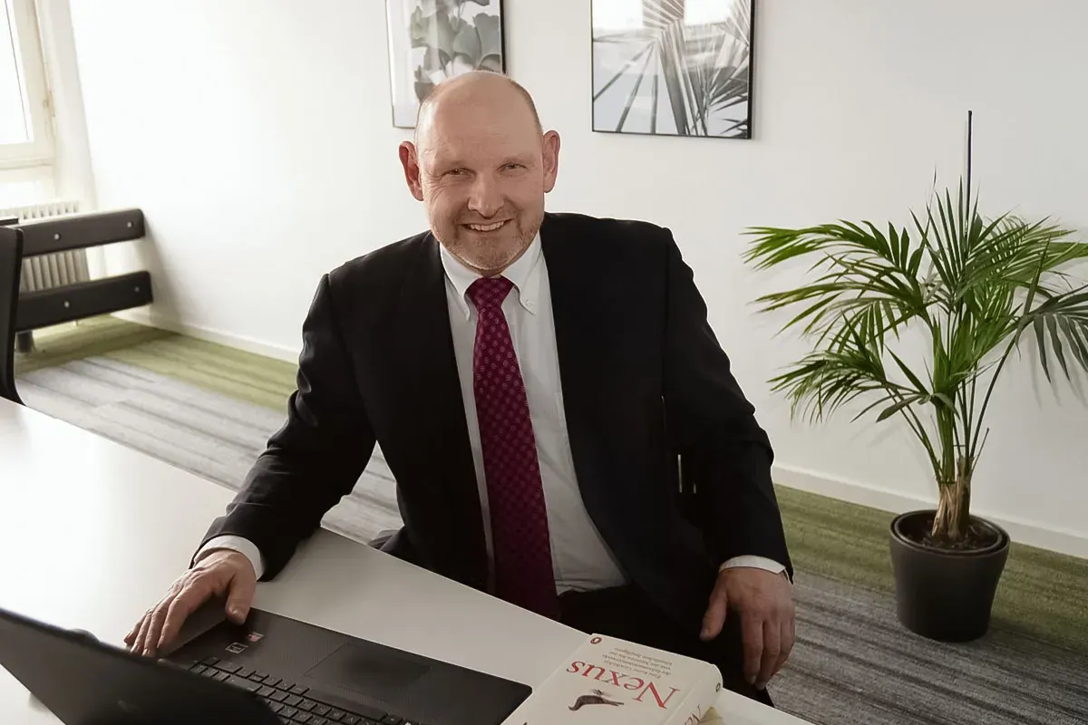 Dirk Schmidt bei der Arbeit in seinem Büro